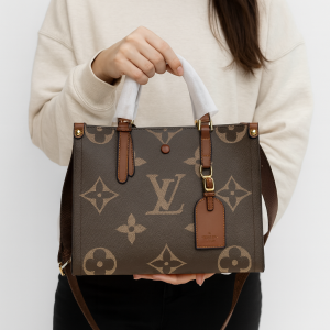 Sac à main de luxe avec motif monogramme emblématique
