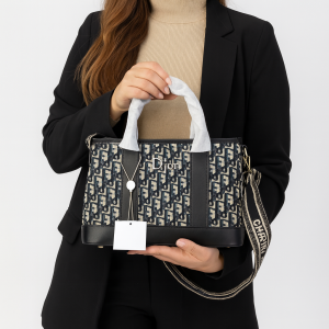 Sac à main de luxe avec motif emblématique