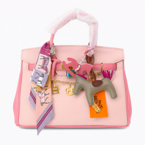 Sac à main Hermès Birkin avec accessoires décoratifs