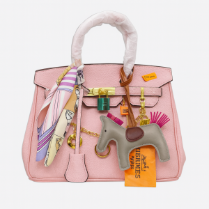 Sac à main luxe avec accessoires décoratifs et pendentif cheval