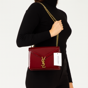Sac à main de luxe avec chaîne dorée et logo métallique