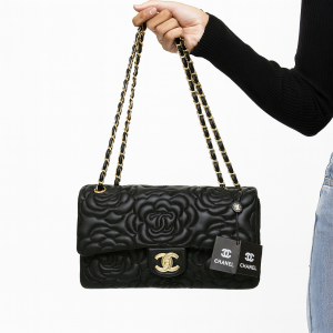 Sac à main de luxe à motif camélia – Fermoir emblématique et chaîne dorée