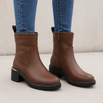Bottines à talon confort et touche dorée – plus axé confort et style quotidien.