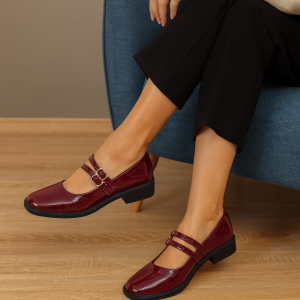 Chaussures vernies à brides croisées élégantes